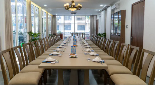 Phòng VIP ghế gỗ cho tiệc gia đình