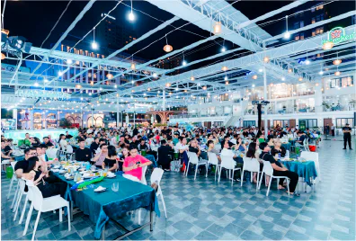 Tiệc đông người dưới mái vòm sân vườn