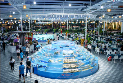 Tháp bể hải sản giữa khu sân vườn