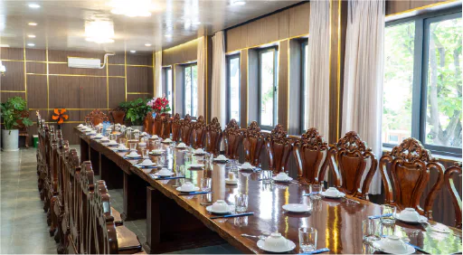 Phòng VIP bàn dài hướng cửa sổ