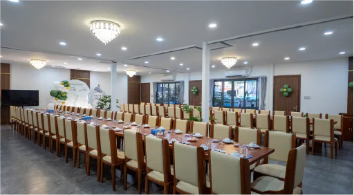 Phòng tiệc lớn nhiều bàn dài