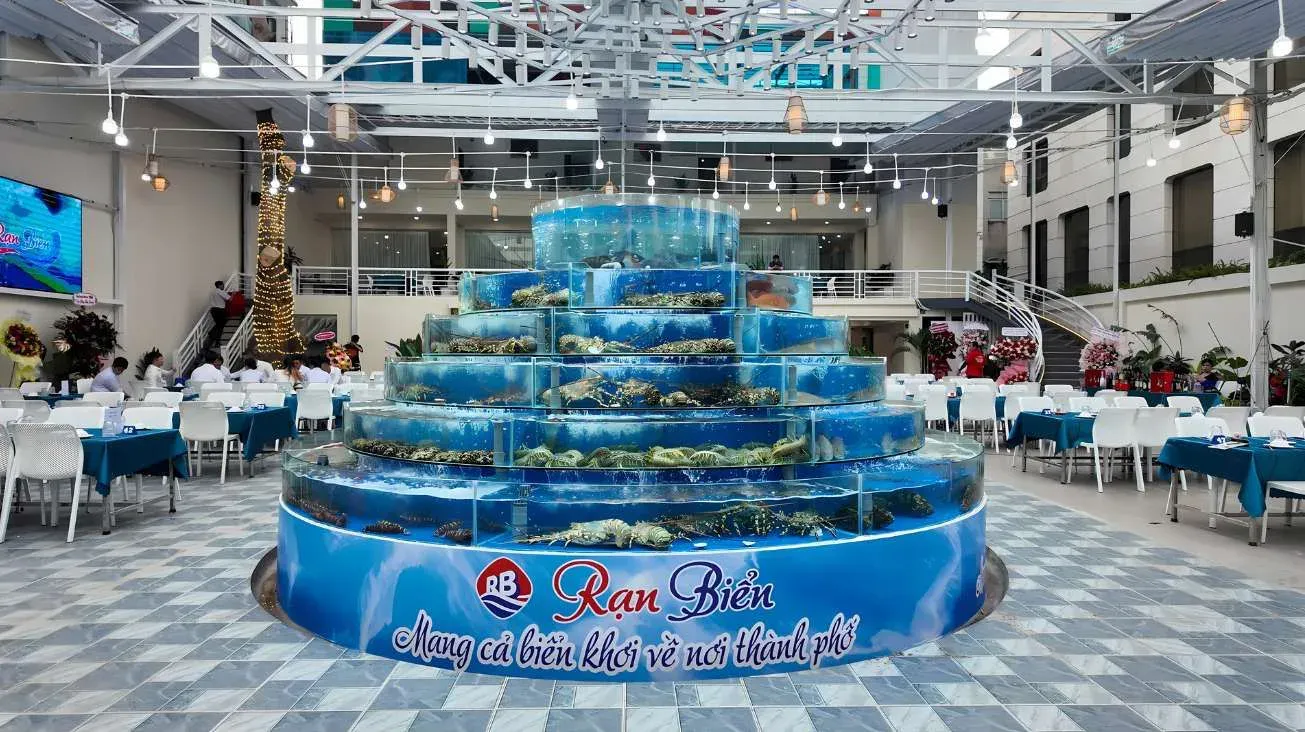 Bể hải sản tại Rạn Biển